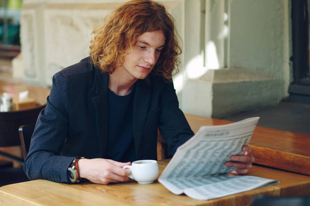 Hipster homem bebendo café enquanto lê
 - Foto, Imagem