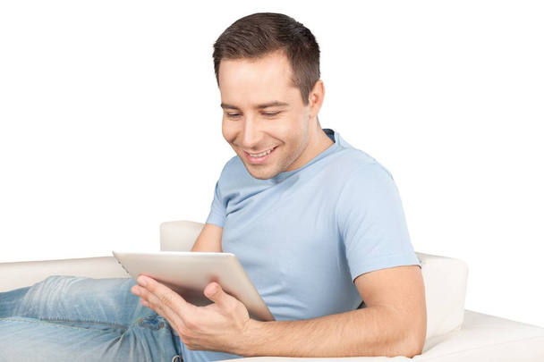 Hombre guapo usando tableta digital
 - Foto, imagen