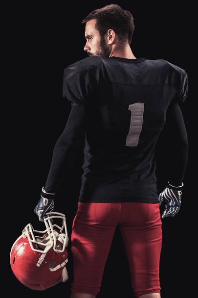 Παίκτης ποδοσφαίρου σε σκούρο φόντο - Φωτογραφία, εικόνα