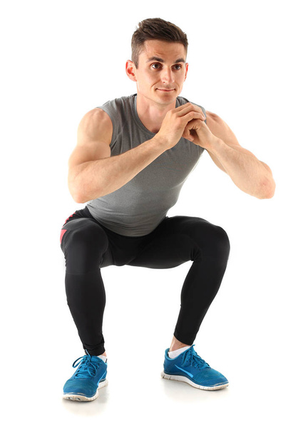 Fitness mies crouchs lattiasta osoittaa
 - Valokuva, kuva