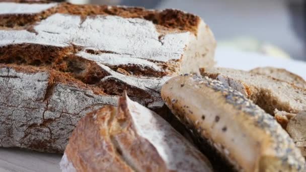μια στενή επάνω το παραδοσιακό γαλλικό ψωμί, Περιστρεφόμενη - Πλάνα, βίντεο
