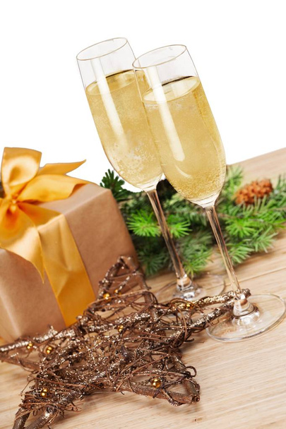 Champagner mit Weihnachtsdekoration  - Foto, Bild