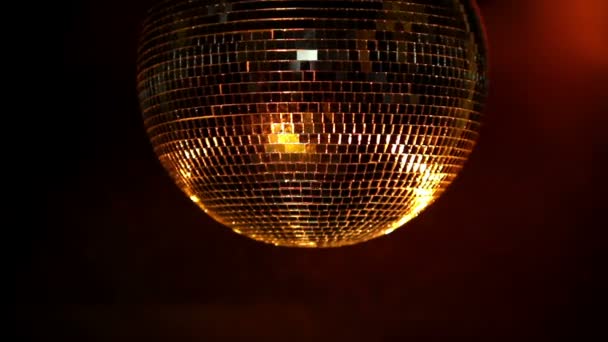Funky discoball pyörii ja heijastaa valoa
 - Materiaali, video