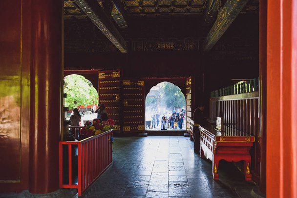 Peking, China - 12. Mai 2016: Das Innere des Yonghe-Tempels, auch als Lama-Tempel bekannt, ist Tempel und Kloster der Gelug-Schule des tibetischen Buddhismus - Foto, Bild