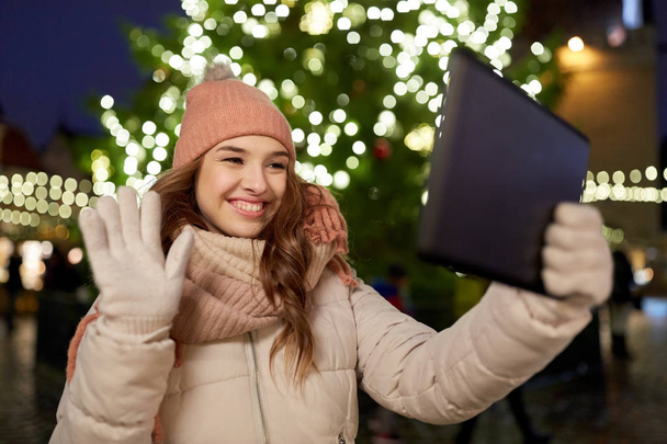 woman with tablet pc at christmas tree outdoors - Φωτογραφία, εικόνα