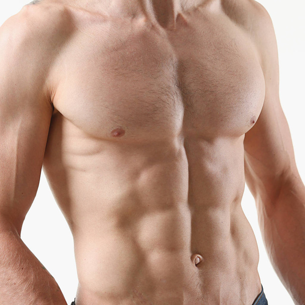 Imprensa masculina forte graças à dieta e treinamento constante
 - Foto, Imagem