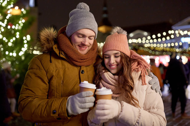 happy young couple with coffee at christmas market - Fotografie, Obrázek