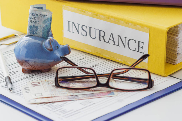 Clean insurance form, folders, pen, piggy bank and glasses - Foto, Bild
