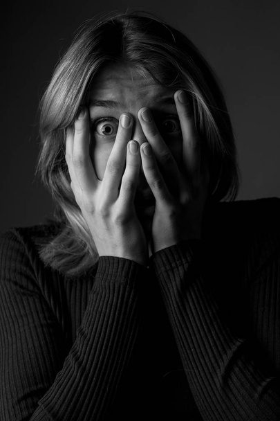 Frightened young woman - Valokuva, kuva