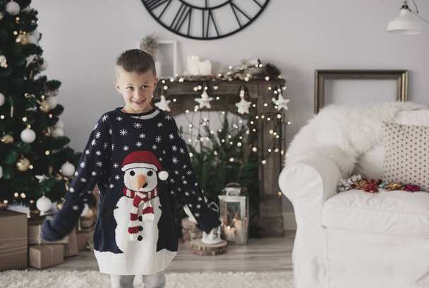  Junge trägt übergroßen Pullover  - Foto, Bild