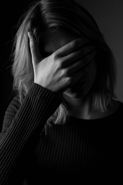 Frightened young woman - Foto, afbeelding