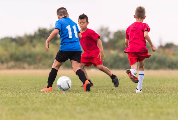 Děti fotbal fotbal - děti hráči zápas na fotbalovém hřišti  - Fotografie, Obrázek