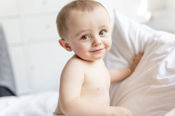 happy baby child play fun in bed - Valokuva, kuva