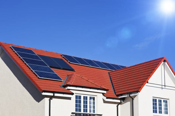 Крыша дома покрыта солнечными батареями - Фото, изображение