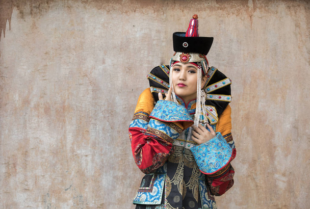 Mongoolse vrouw in traditionele outfit - Foto, afbeelding