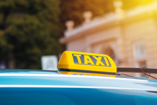 Panneau jaune de taxi sur le toit du véhicule de cabine
 - Photo, image