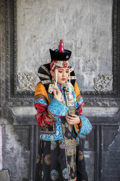 Geleneksel kıyafeti Moğol kadın - Fotoğraf, Görsel