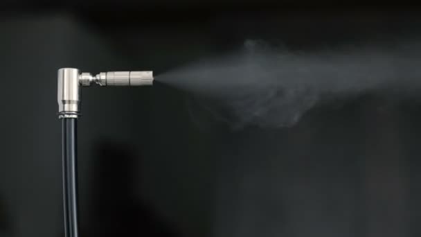 Mondstuk sprays vloeistof in damp zwarte achtergrond - Video