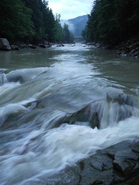 Быстрая горная река
 - Фото, изображение