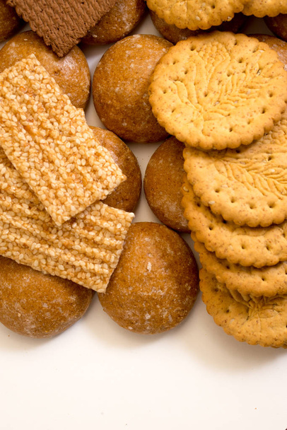 Deliziosi biscotti isolati su sfondo bianco. Vista dall'alto
 - Foto, immagini