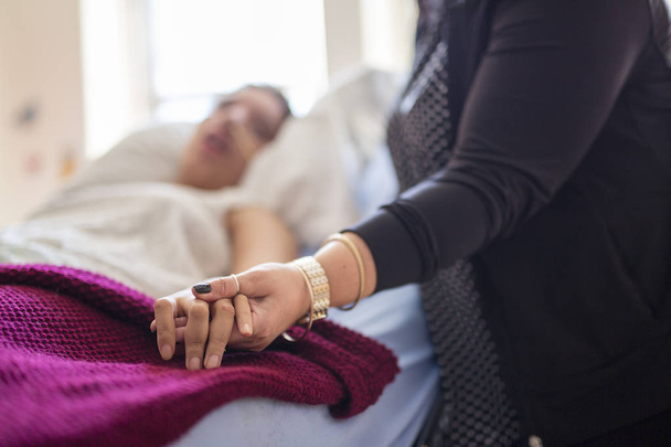 Больной пациент лежит на кровати в больнице на медицинском фоне
 - Фото, изображение