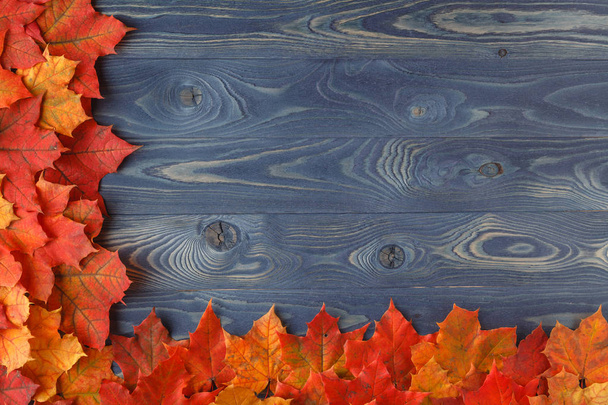 осіннє листя над дерев'яним фоном з копіювальним простором
 - Фото, зображення