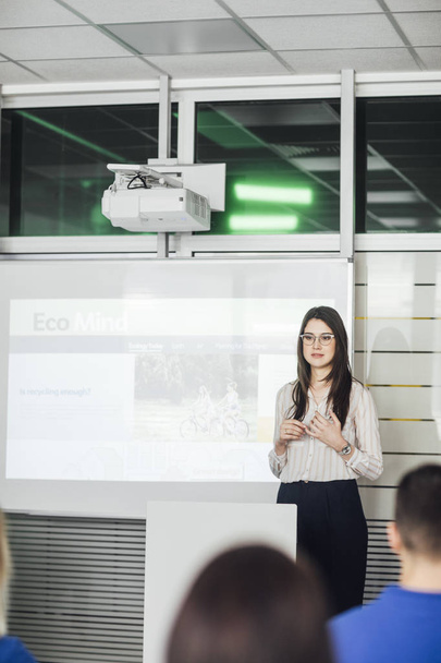 Mujer educadora haciendo presentación
 - Foto, Imagen