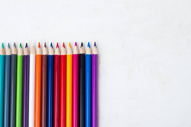 Χρωματιστά μολύβια σε λευκό φόντο - Φωτογραφία, εικόνα