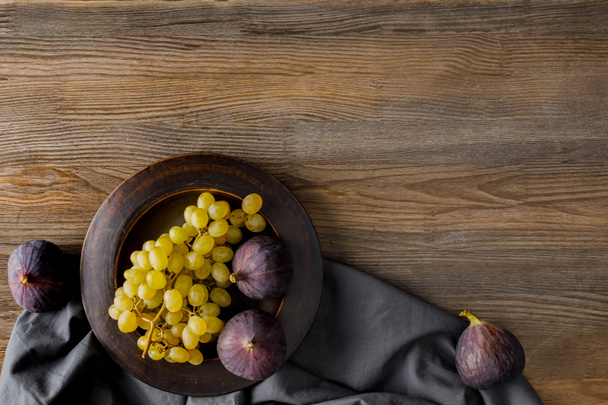 figs and grapes on plate - Foto, Imagen