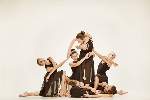 El grupo de bailarines de ballet modernos
 - Foto, Imagen