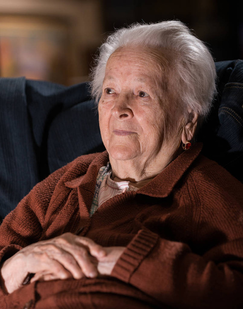 Retrato de una anciana de pelo gris sonriente
 - Foto, Imagen