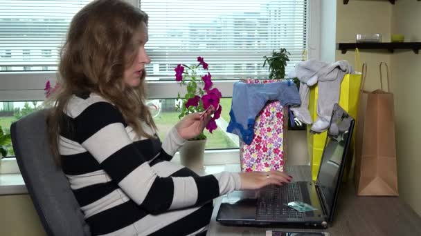 Odottava äiti nainen syöttämällä luottokorttitietoja kannettavan tietokoneen
 - Materiaali, video