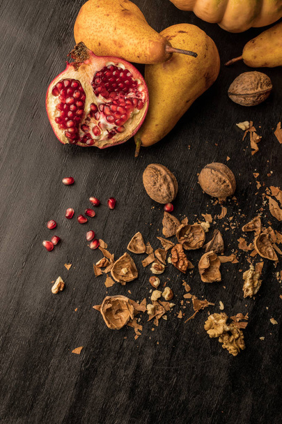 органические фрукты и грецкие орехи
 - Фото, изображение