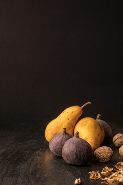 organic pears, figs and walnuts - Foto, afbeelding