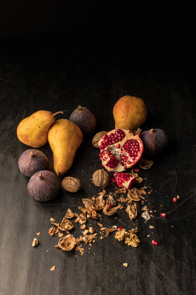 autumnal fruits and walnuts - Foto, Imagen