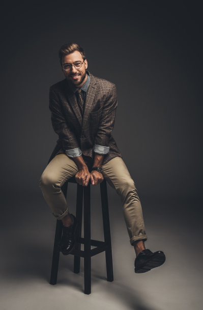man in suit sitting on bar stool - Фото, зображення