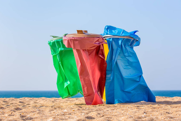 Worki na śmieci kolorowe na plaży na wybrzeżu - Zdjęcie, obraz