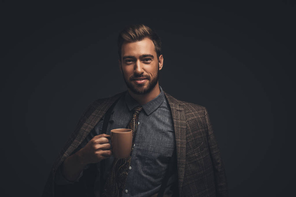usmívající se muž, který držel šálek kávy - Fotografie, Obrázek