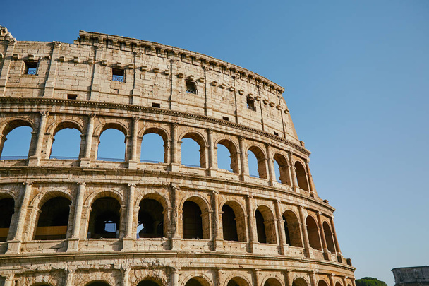 Colosseum, szemben a kék ég - Fotó, kép