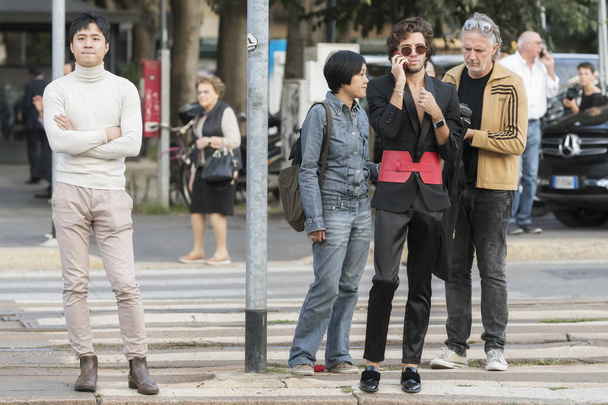 MILAN, ITALY - SEPTEMBER 23, 2017:  Fashionable people attending Jil Sander fashion show during Milan Fashion Week - Zdjęcie, obraz