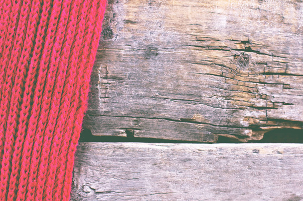 в'язаний плетений плащ, светр на старих дерев'яних дошках
 - Фото, зображення