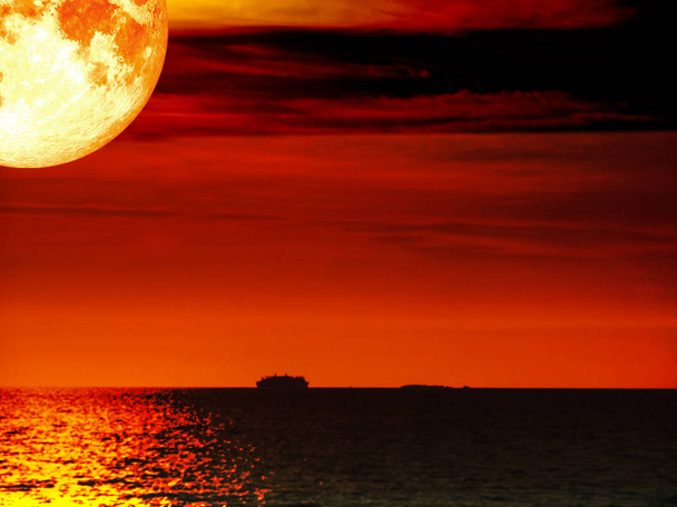 スーパー完全な血の月船暗い海の夕焼け空 - 写真・画像