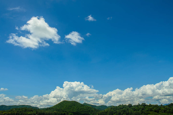 błękitne niebo z białymi chmurami - Zdjęcie, obraz