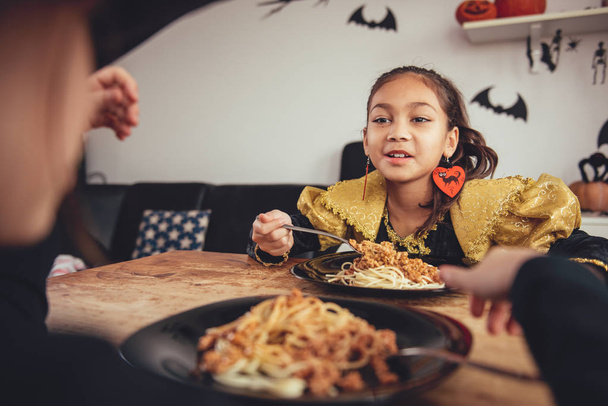 girls eating spaghetti in halloween - Foto, imagen