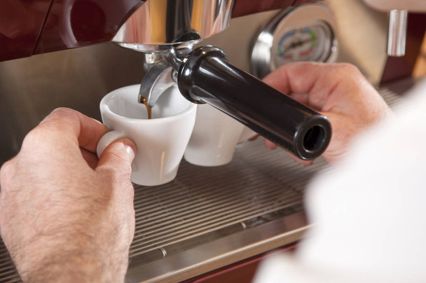 Barista ruce dotýkají šálků na Espresso stroj kapající čerstvé C - Fotografie, Obrázek