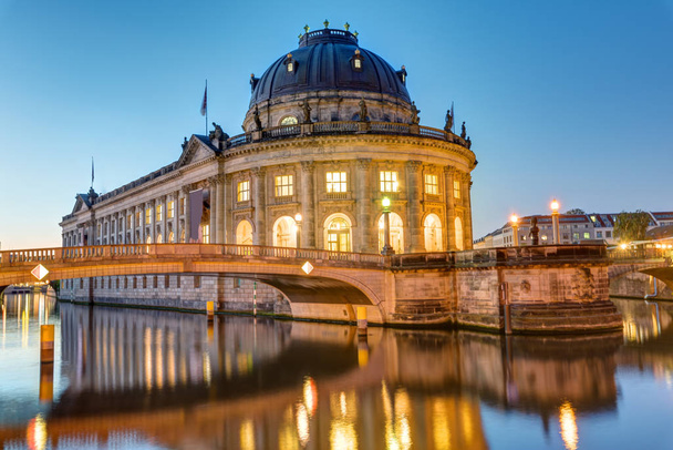 El Museo Bode de Berlín al amanecer
 - Foto, imagen