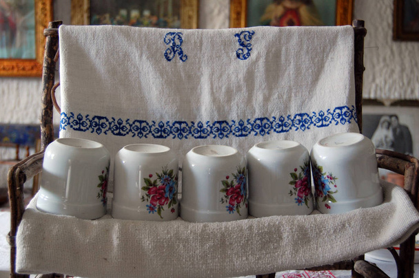 деталь старої традиційної кухні з білими чашками
 - Фото, зображення