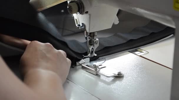 costureira costura na máquina de costura, trabalho na oficina de costura
 - Filmagem, Vídeo