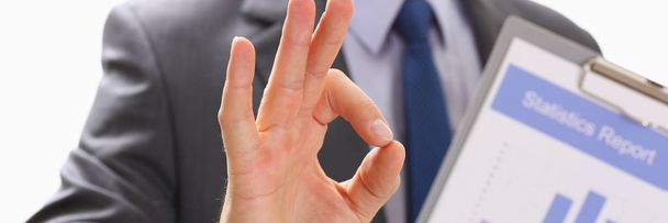 Männliche Hand zeigt ok oder bestätigt Zeichen mit erhobenem Daumen - Foto, Bild