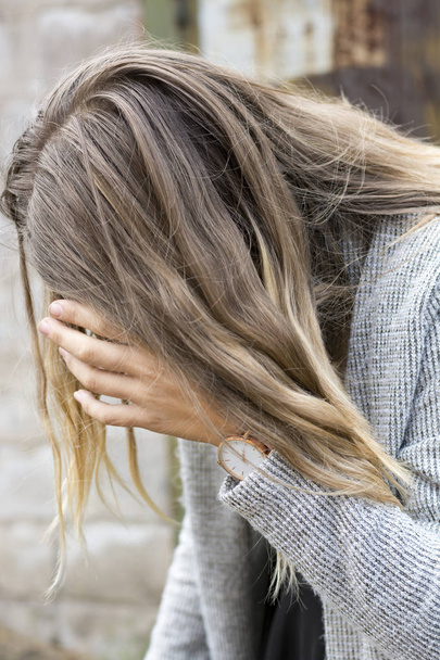 Νεαρό κορίτσι κλαίει, αναστατωμένος και κατάθλιψη - Φωτογραφία, εικόνα